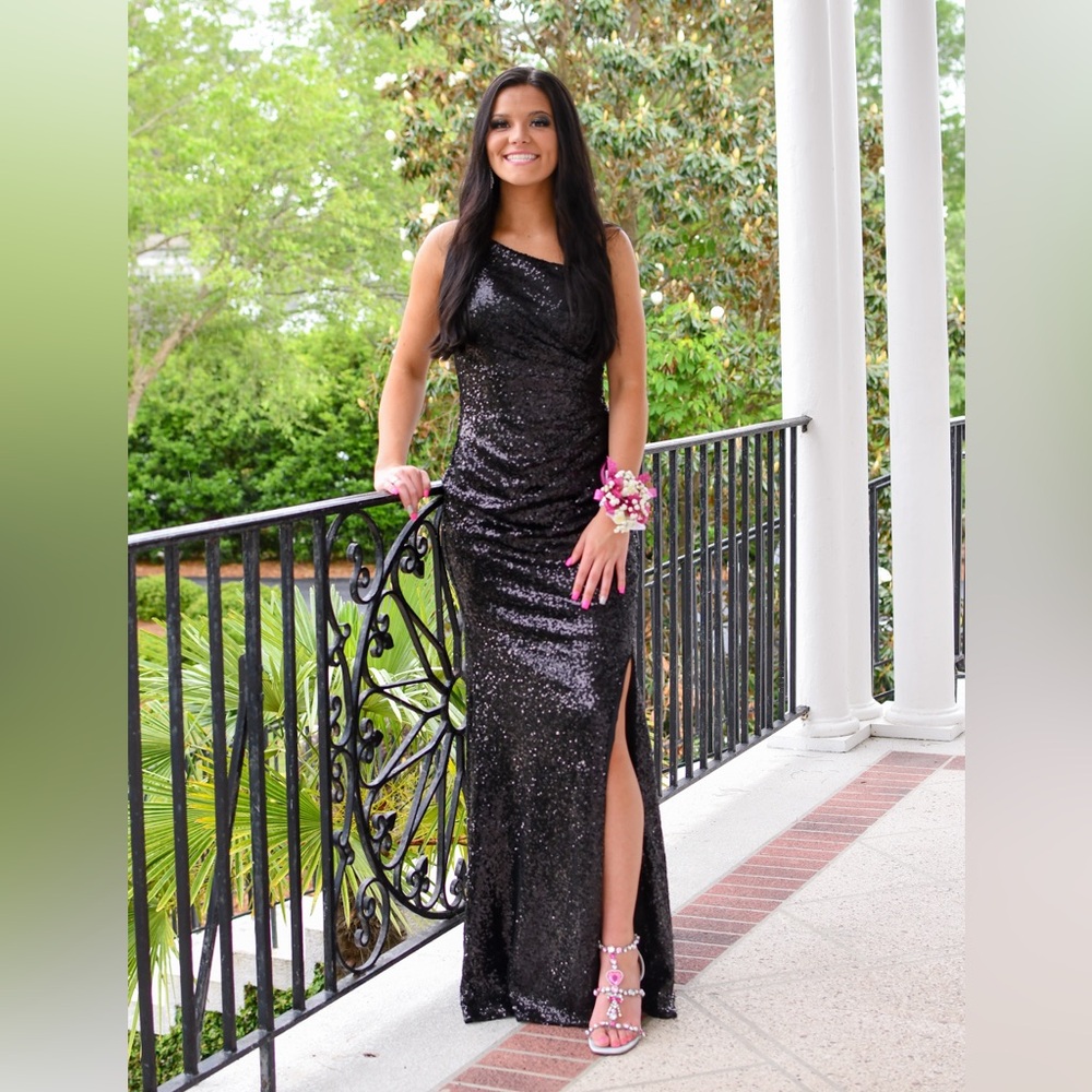 Sherri Hill Black Sequence Prom Dress
Only Worn Once
Has been dry cleaned
